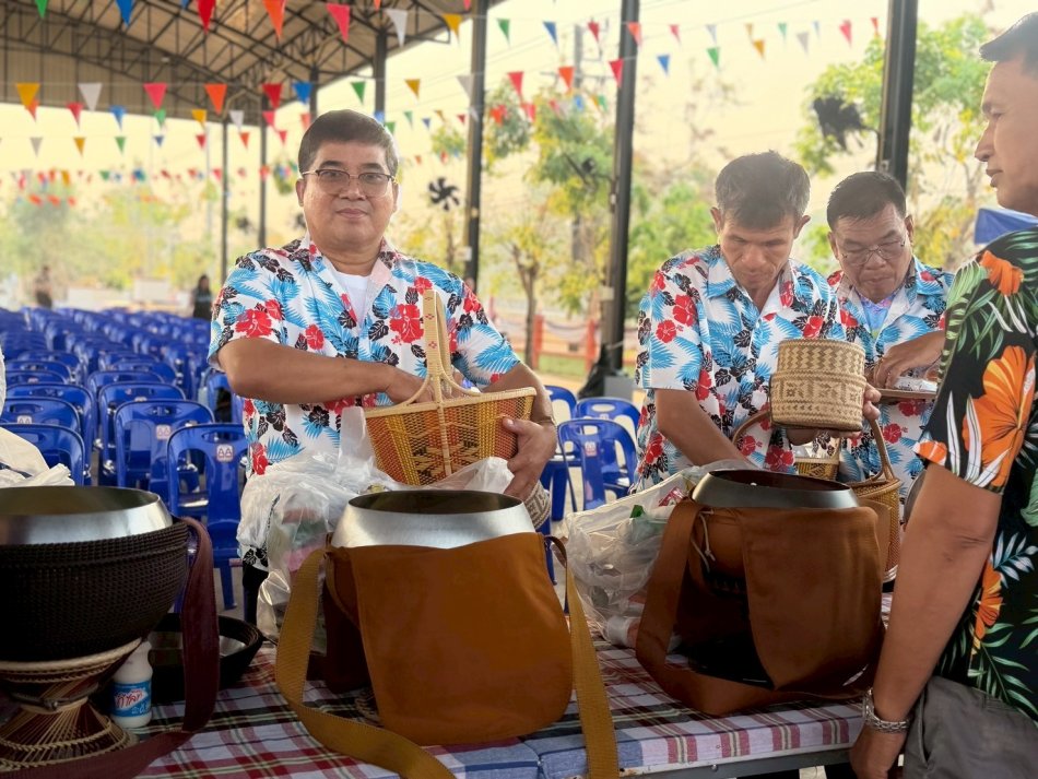ทำบุญตักบาตรวันสงกรานต์ 